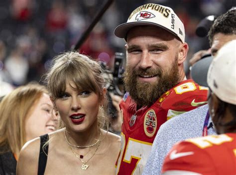 traves pornosu|Travis Kelce carries Taylor Swift across stage, sending fans into .